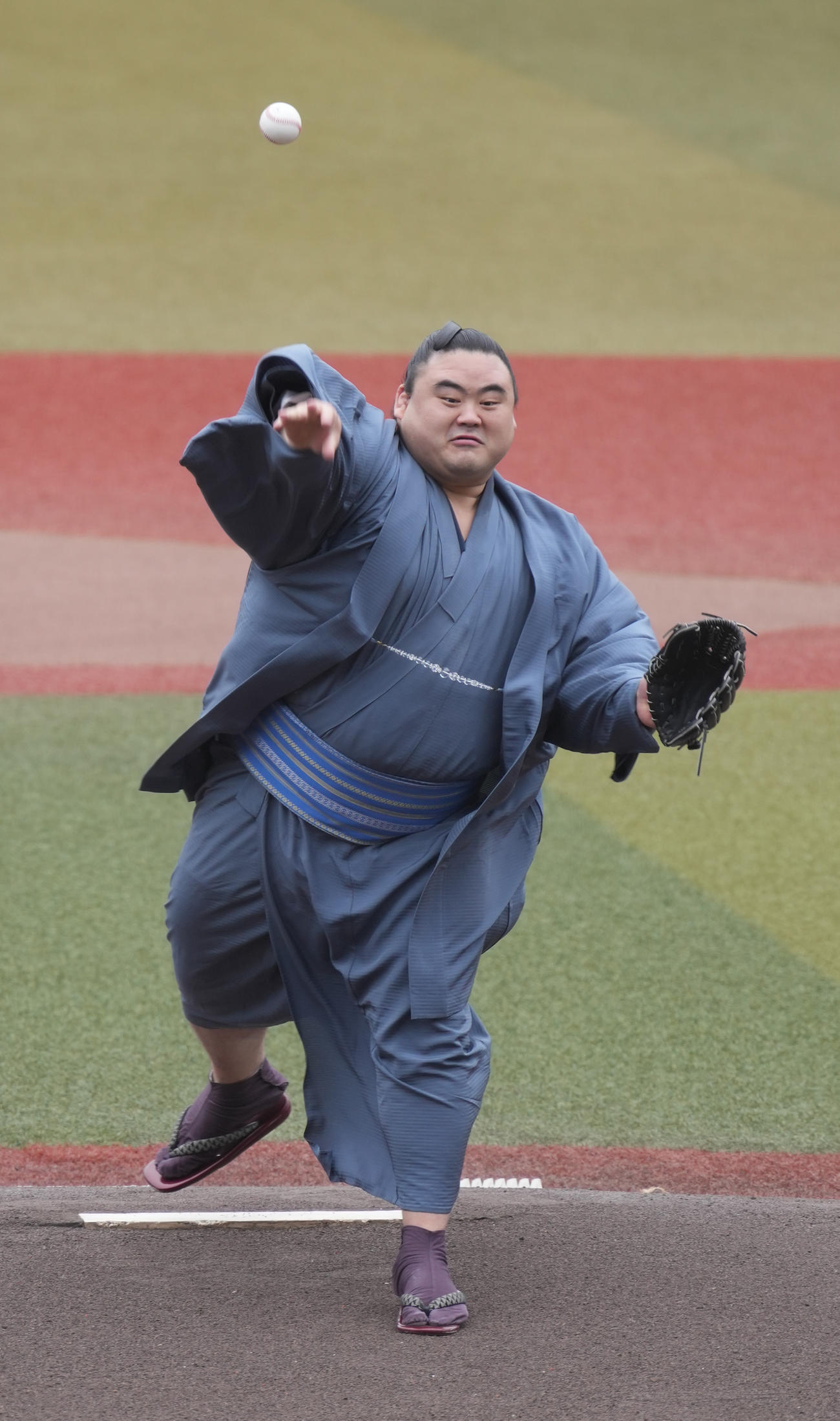 ロッテ対ヤクルト　セレモニアルピッチに登場した隆の勝（撮影・小沢裕）
