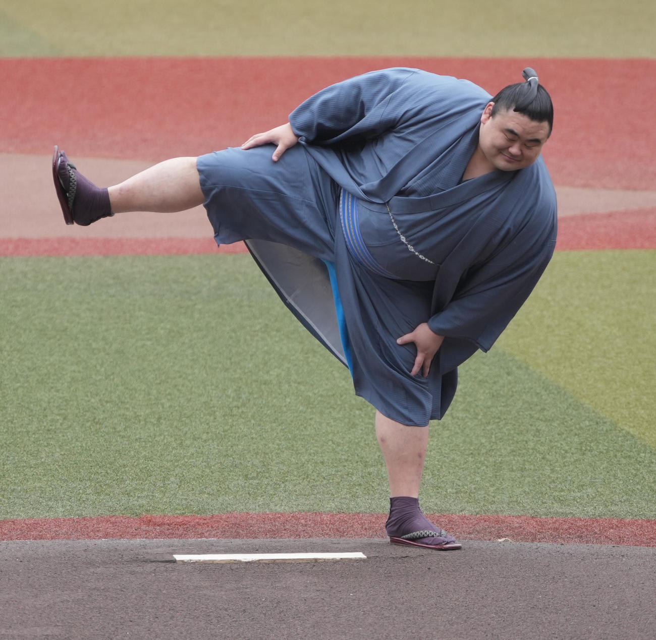 マウンドで四股を踏む隆の勝（撮影・小沢裕）