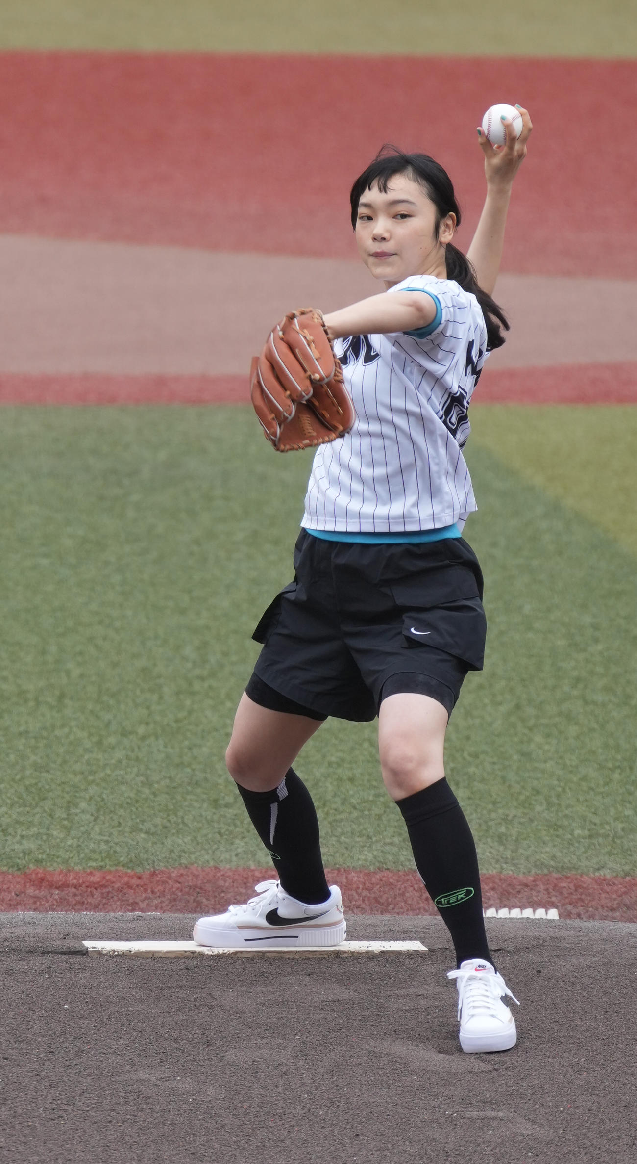 ロッテ対ヤクルト　始球式に臨む古川琴音（撮影・小沢裕）