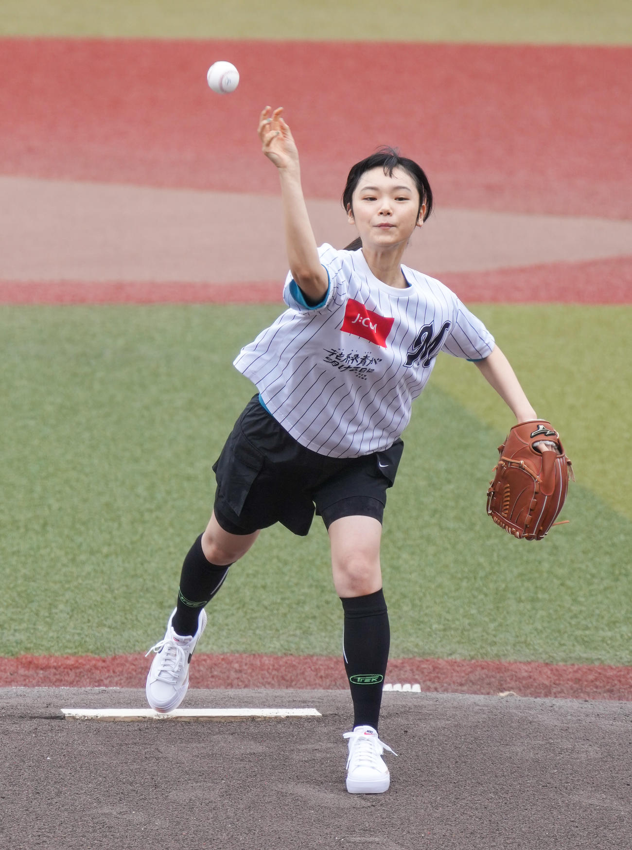 ロッテ対ヤクルト　始球式に臨む古川琴音（撮影・小沢裕）
