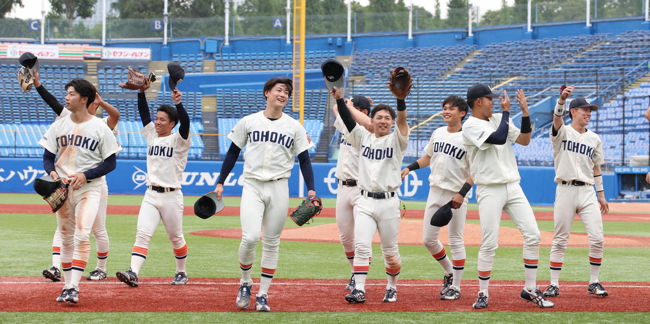 東北福祉大対青学大　勝利し喜ぶ東北福祉大ナイン（撮影・柴田隆二）