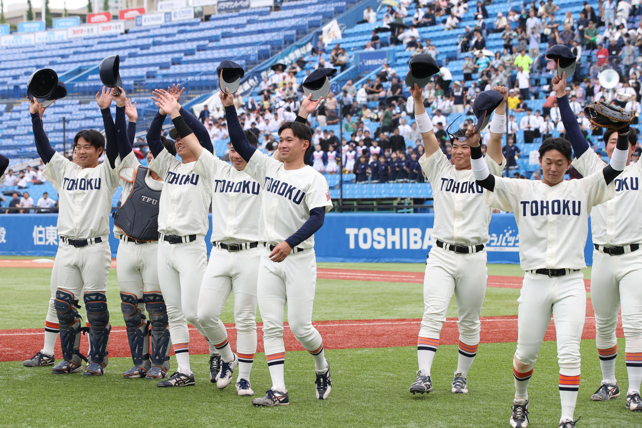 東北福祉大対青学大　勝利し喜ぶ東北福祉大ナイン（撮影・柴田隆二）