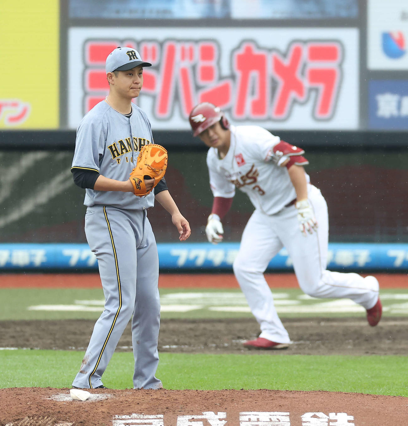 楽天対阪神　4回裏楽天無死、浅村を遊ゴロに抑える大竹（撮影・河田真司）