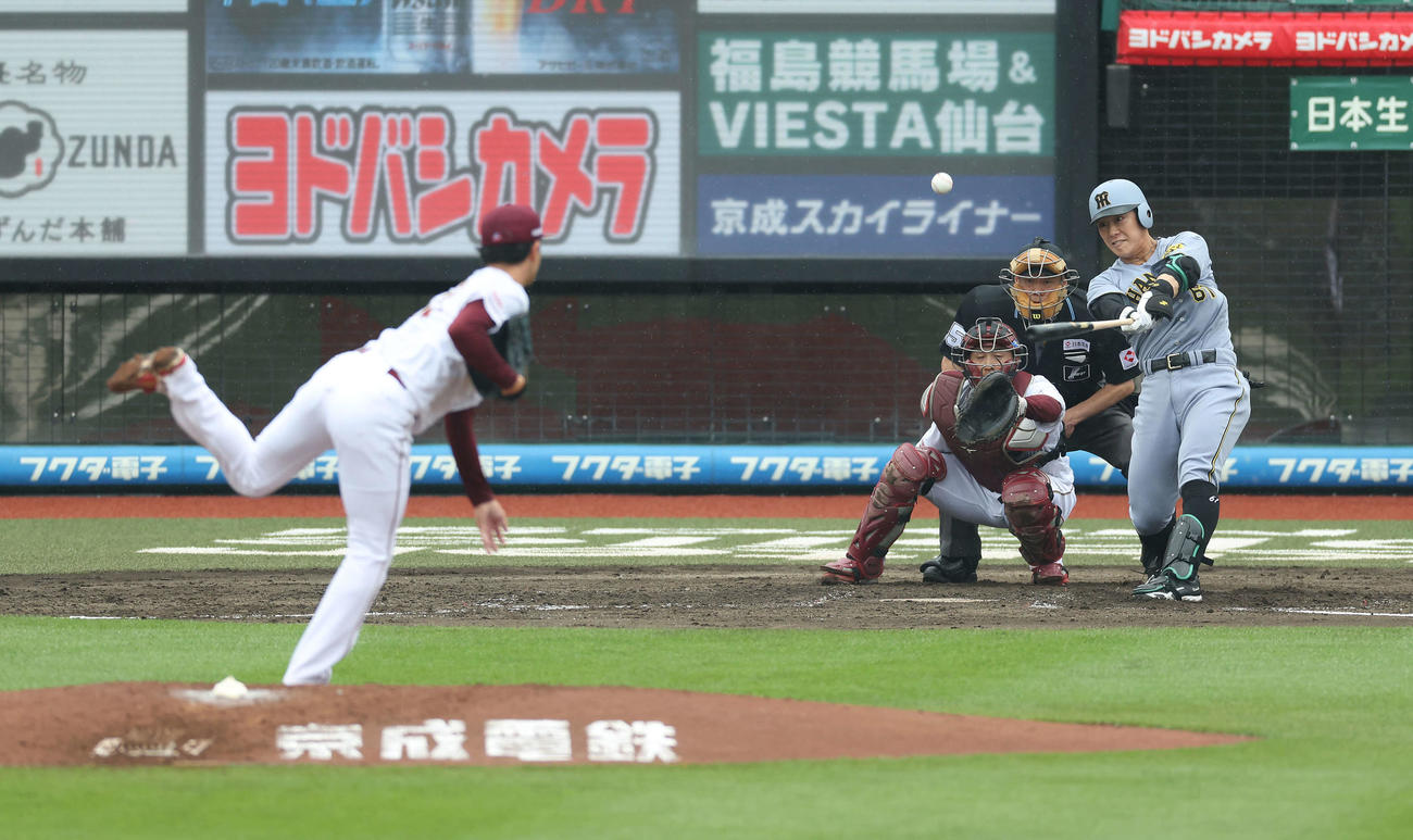 楽天対阪神　3回表阪神2死一、二塁、先制2点適時二塁打を放つ豊田。投手古謝（撮影・河田真司）