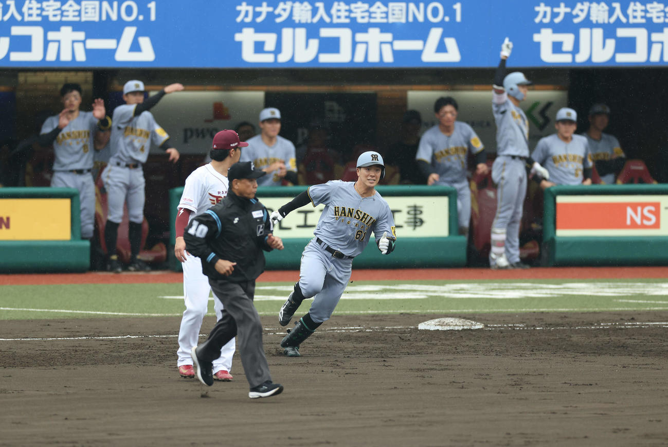 楽天対阪神　3回表阪神2死一、二塁、先制2点適時二塁打を放つ豊田（撮影・河田真司）