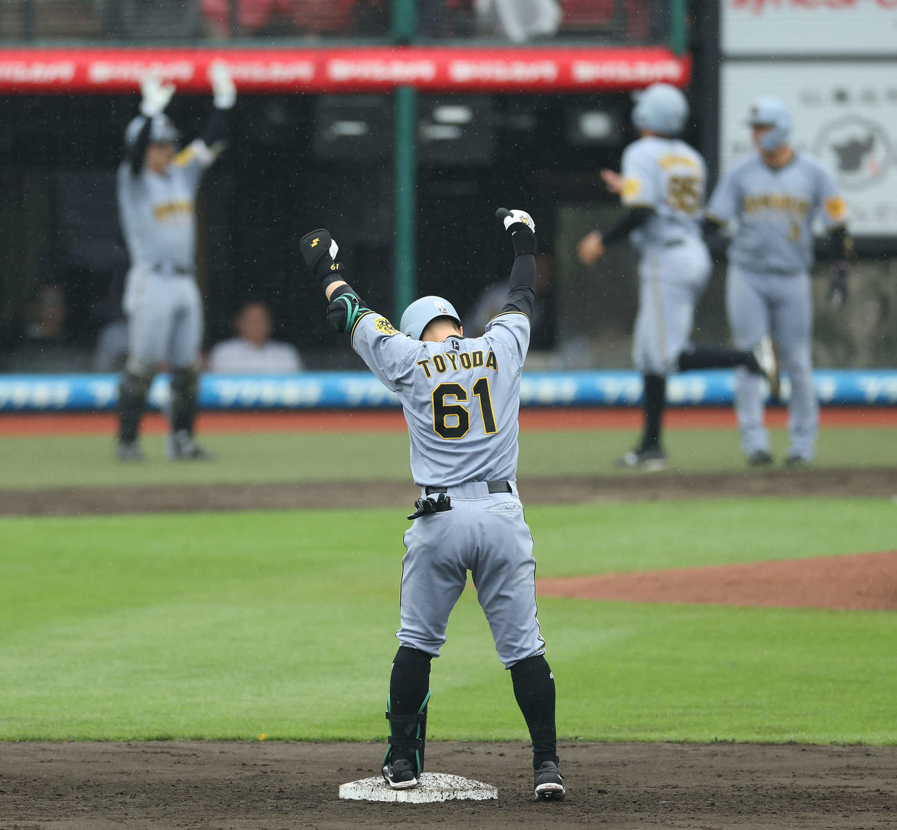 楽天対阪神　3回表阪神2死一、二塁、先制2点適時二塁打を放ちガッツポーズする豊田（撮影・河田真司）