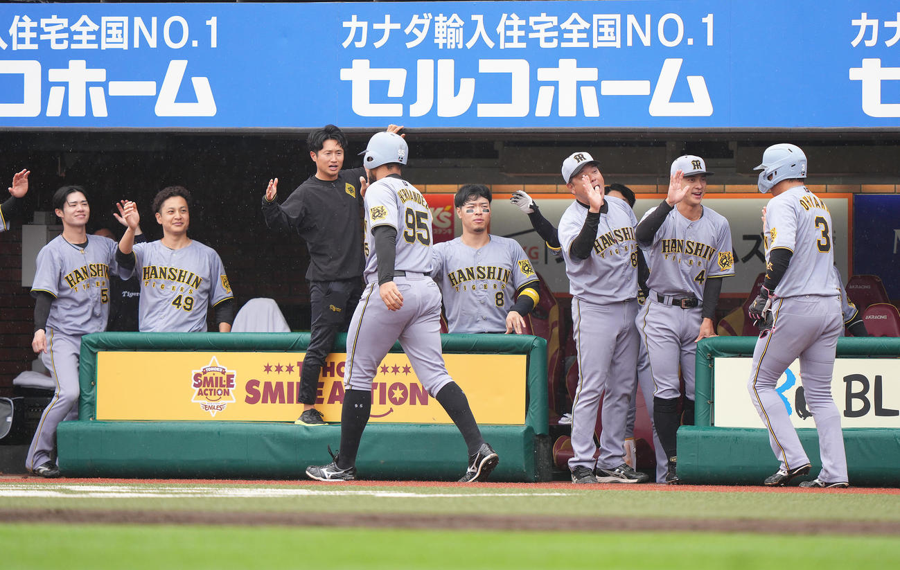 楽天対阪神　3回表阪神2死一、二塁、豊田の先制2点適時二塁打を喜ぶ阪神の選手ら（撮影・足立雅史）