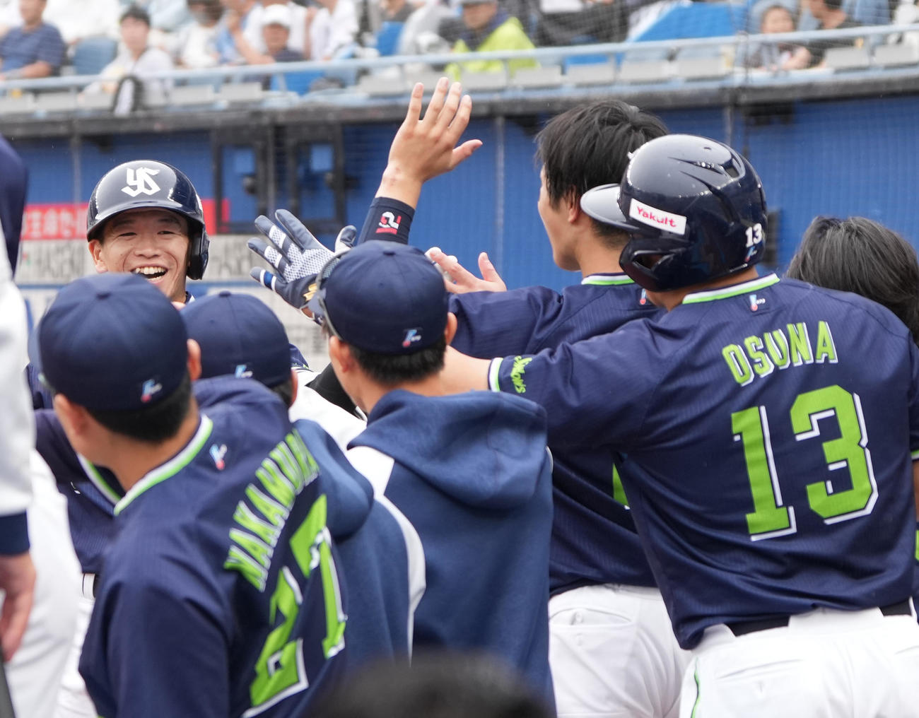 ロッテ対ヤクルト　4回表ヤクルト無死、並木秀尊（左）は左越えに先制ソロ本塁打を放ちベンチのナインの祝福を受ける（撮影・小沢裕）