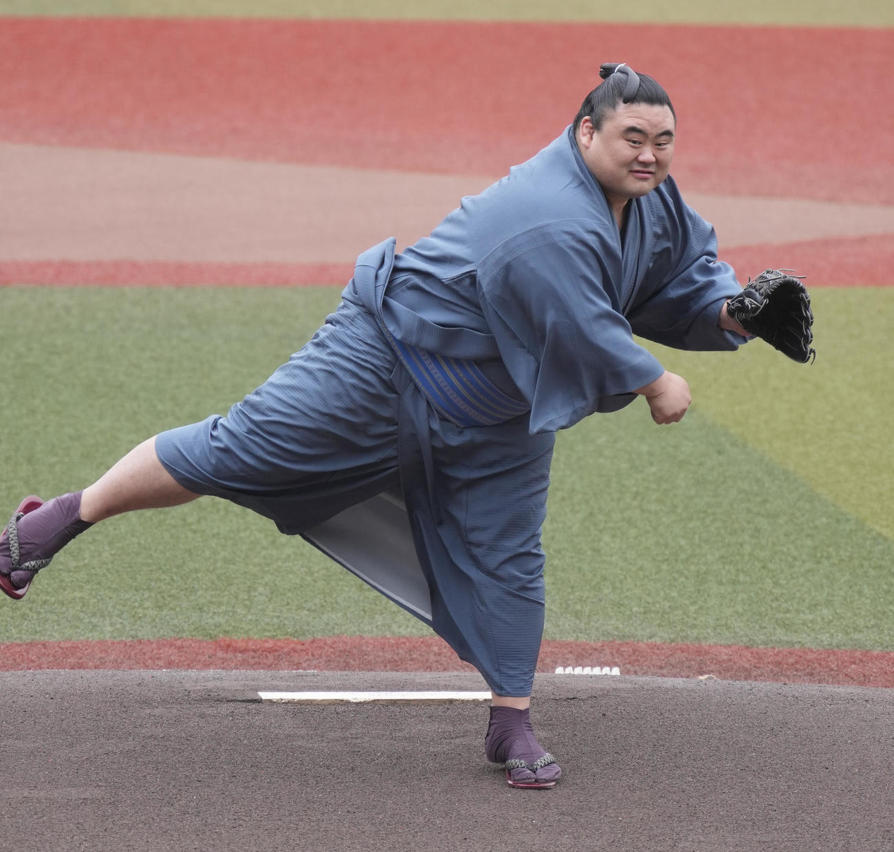 ロッテ対ヤクルト　セレモニアルピッチに登場した隆の勝（撮影・小沢裕）