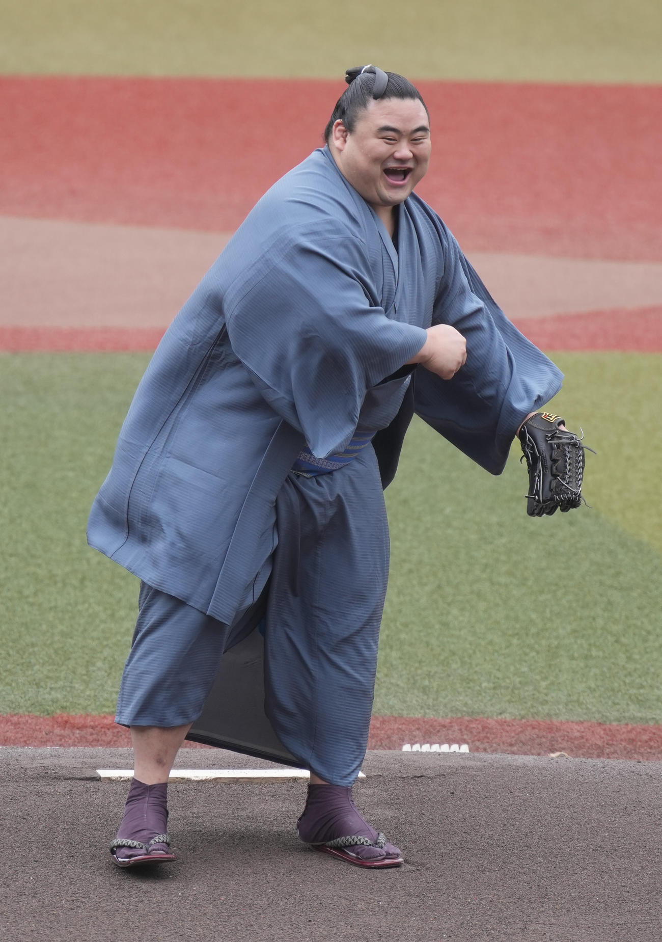 ロッテ対ヤクルト　セレモニアルピッチに登場した隆の勝（撮影・小沢裕）