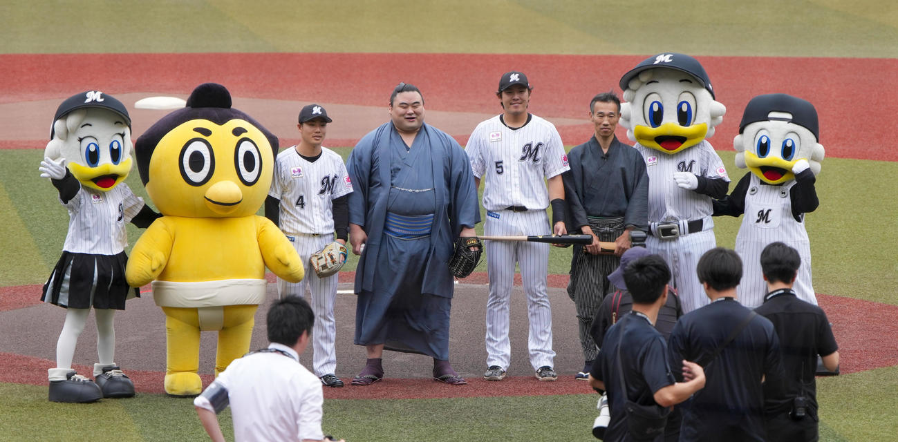ロッテ対ヤクルト　セレモニアルピッチを終え記念撮影する隆の勝（中央）ら（撮影・小沢裕）