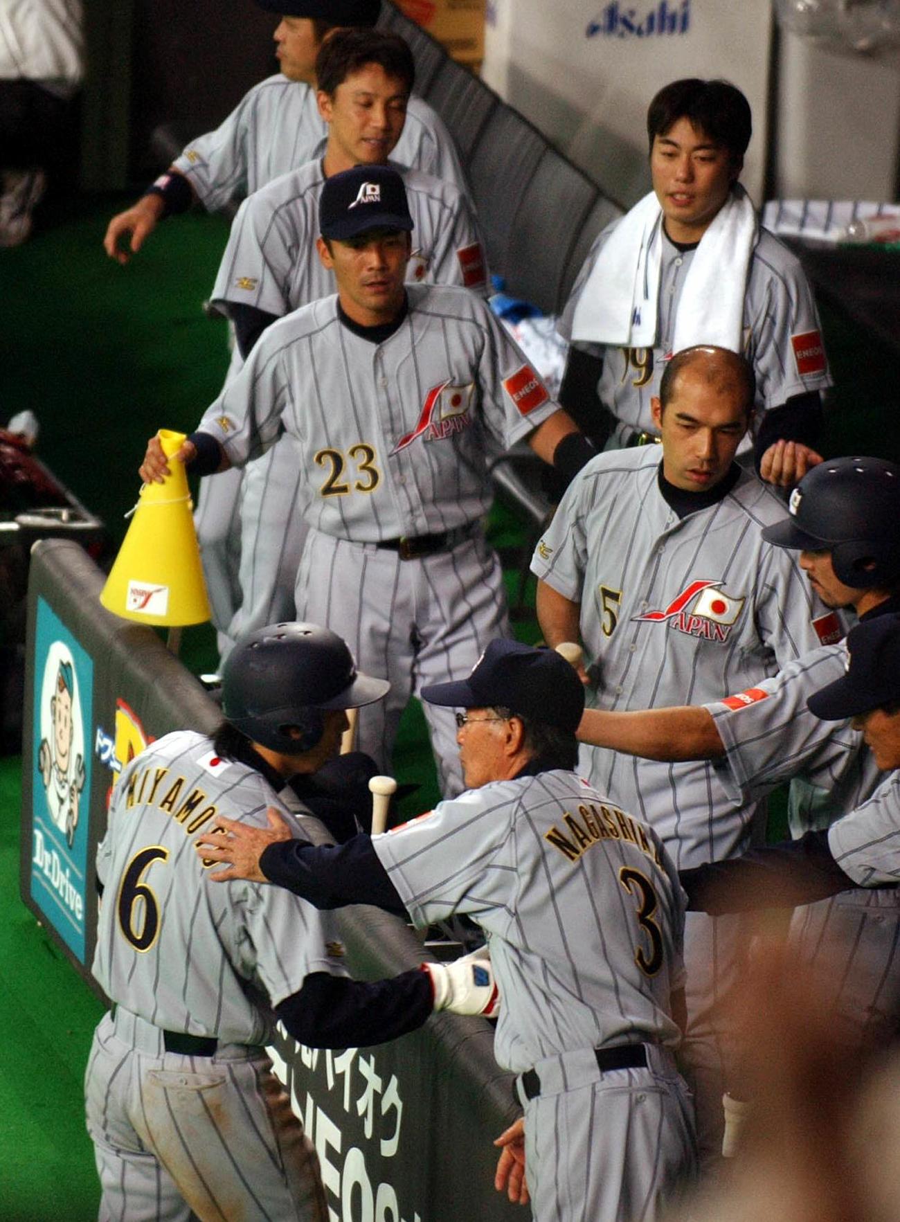 アジア予選　中国対日本　7回表日本無死満塁、高橋由伸の2点適時打で生還した宮本慎也（手前左）を出迎える長嶋茂雄監督ら日本代表ナイン（2003年11月05日撮影）