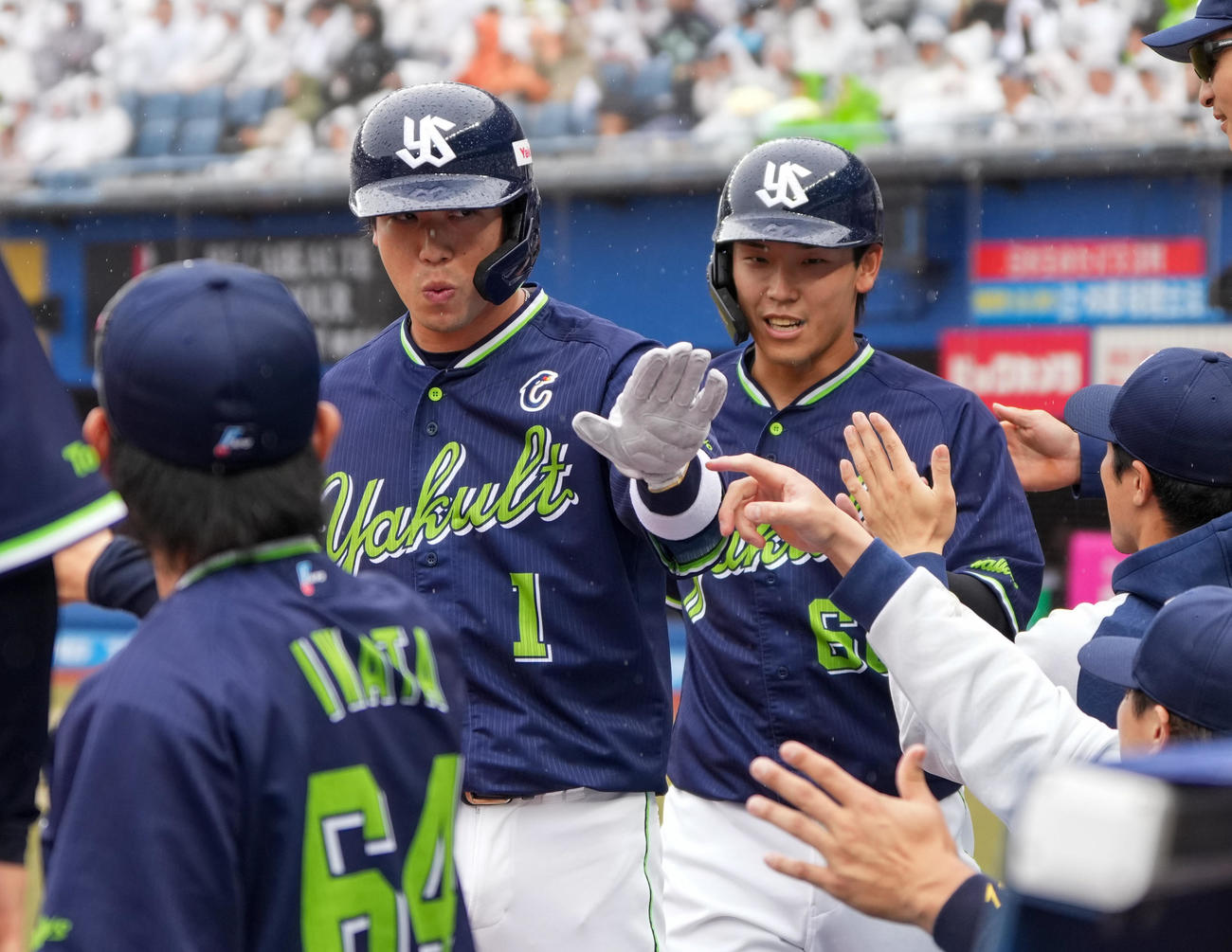 ロッテ対ヤクルト　4回表ヤクルト2死一、三塁、伊藤の2点中適時三塁打で生還した山田（左）と武岡はベンチのナインの祝福を受ける＝2025年6月14日