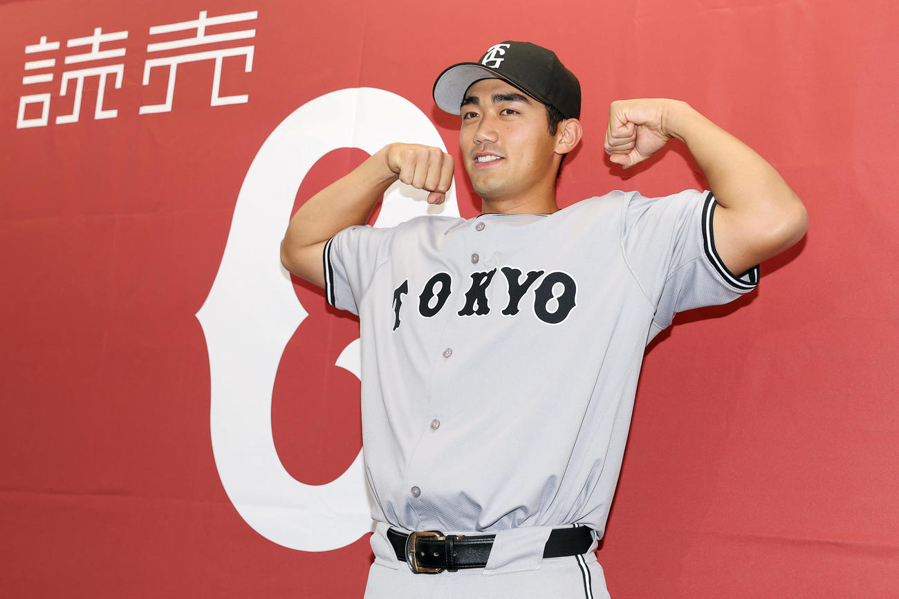 支配下契約を結び、笑顔でポーズをとる巨人三塚（撮影・前田充）