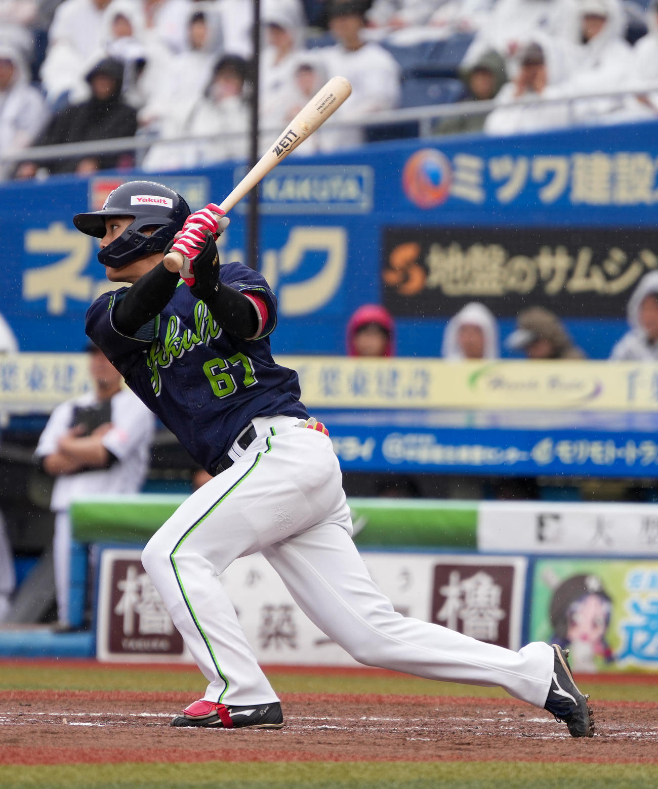 ロッテ対ヤクルト　4回表ヤクルト2死一、三塁、伊藤は2点中適時三塁打を放つ（撮影・小沢裕）