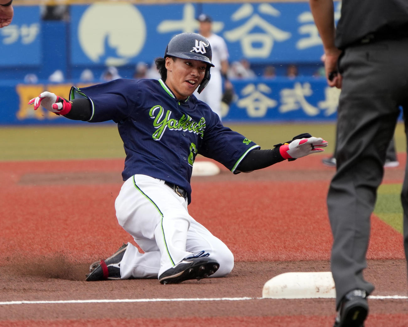 ロッテ対ヤクルト　4回表ヤクルト2死一、三塁、伊藤は2点中適時三塁打を放つ（撮影・小沢裕）