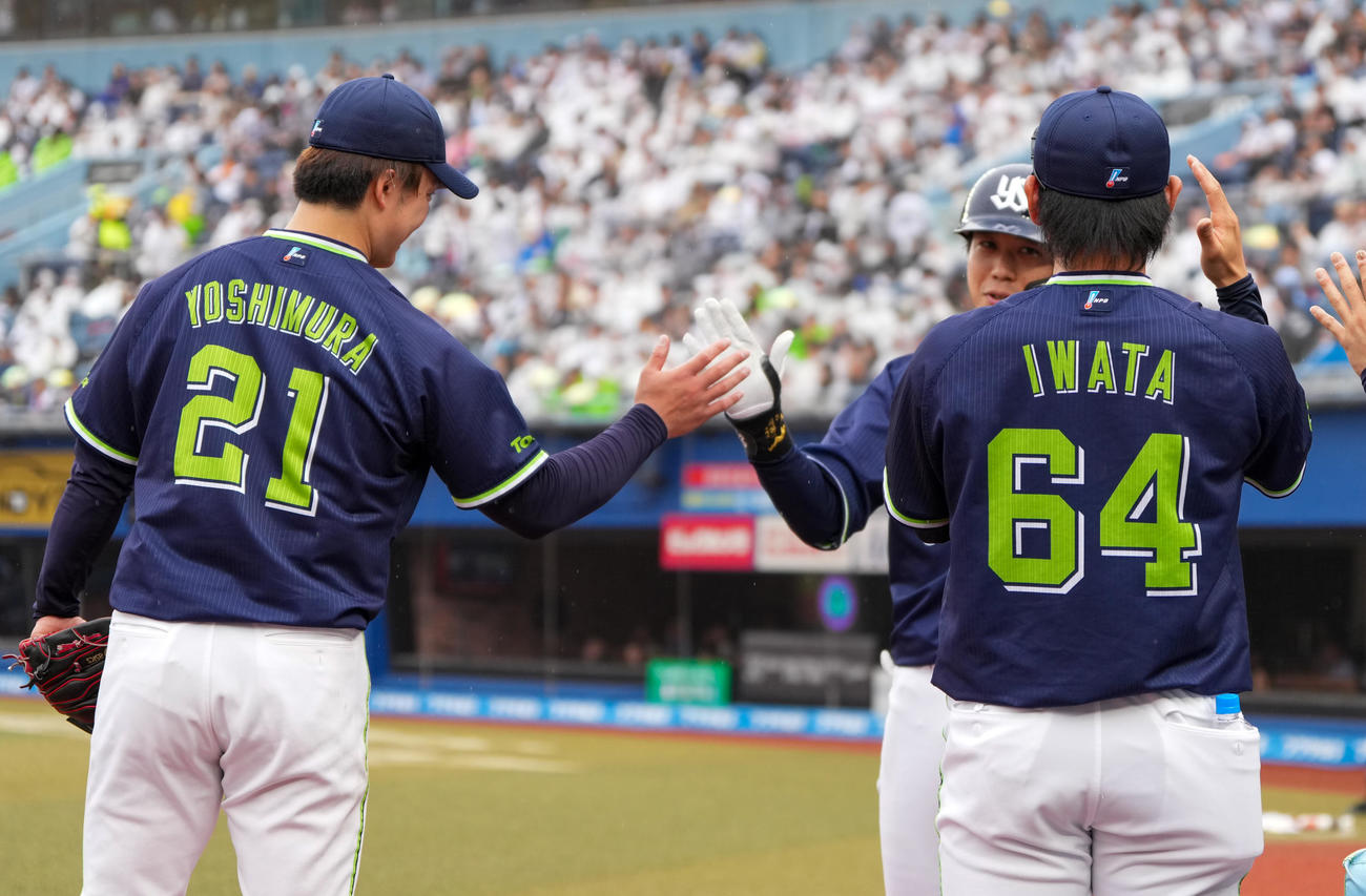 ロッテ対ヤクルト　6回表ヤクルト2死、山田は左越えにソロ本塁打を放ち吉村（左）とハイタッチ（撮影・小沢裕）