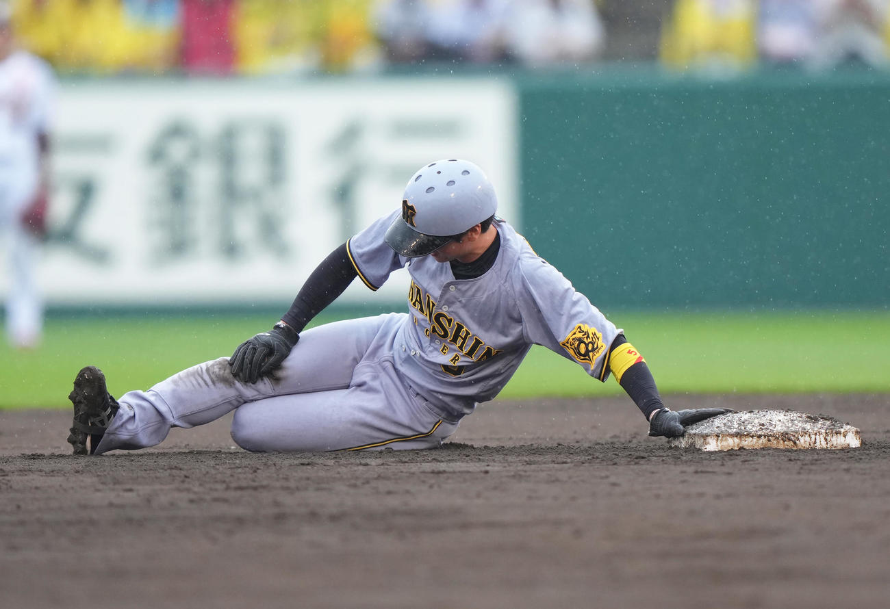 楽天対阪神　6回表阪神2死一、三塁、二塁盗塁に成功した近本はバランスを崩しひざの辺りを気にする（撮影・足立雅史）