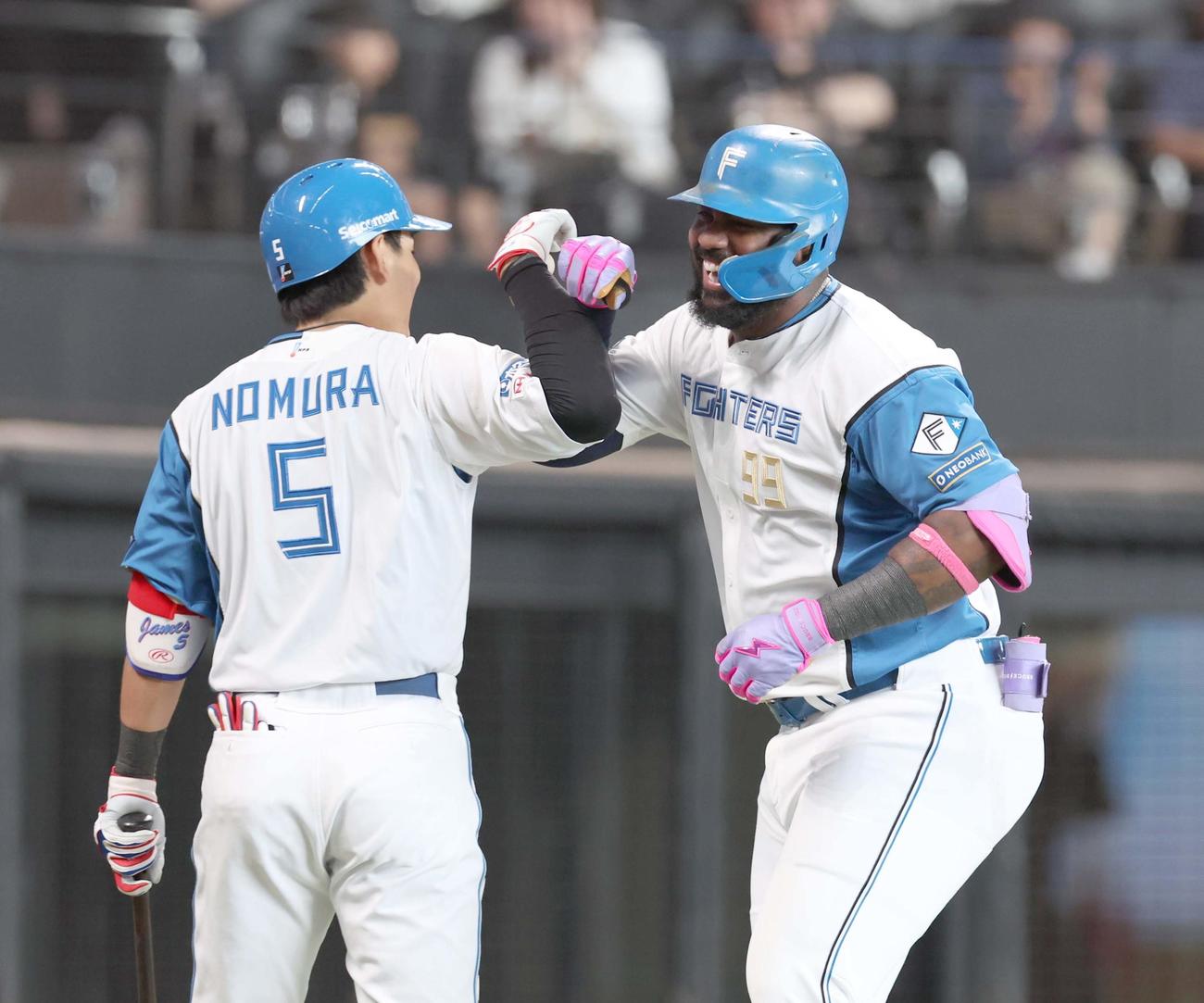 日本ハム対広島　3回裏日本ハム2死二塁、左越え2点本塁打を放ち野村とタッチするレイエス（撮影・黒川智章）