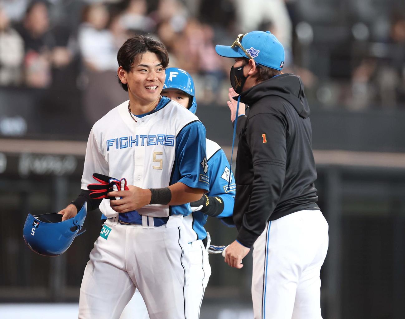日本ハム対広島　7回に適時三塁打を放った野村に声をかける新庄監督（撮影・黒川智章）