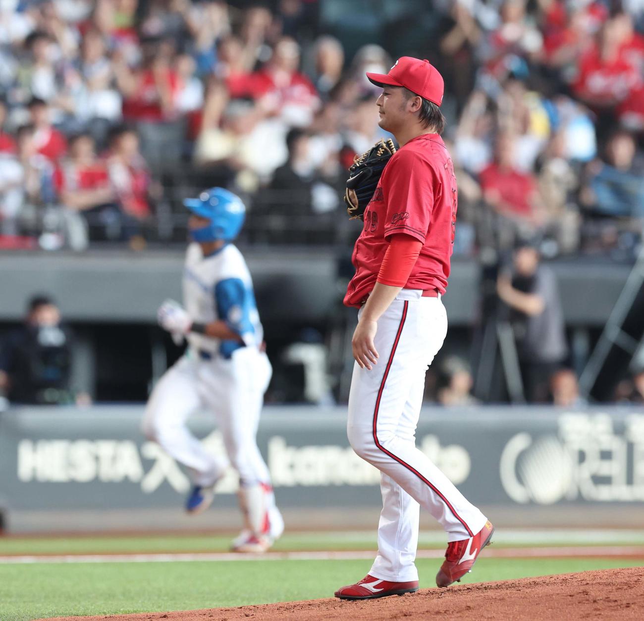 日本ハム対広島　2回裏日本ハム無死、野村に左越え本塁打を浴びる床田（撮影・黒川智章）