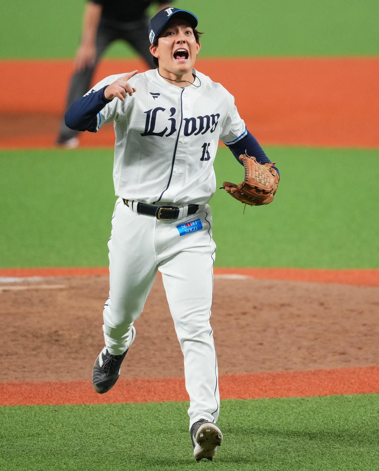西武対中日　7回表中日無死一、二塁、大島の打ち上げた打球方向を大声で指示する与座（撮影・垰建太）