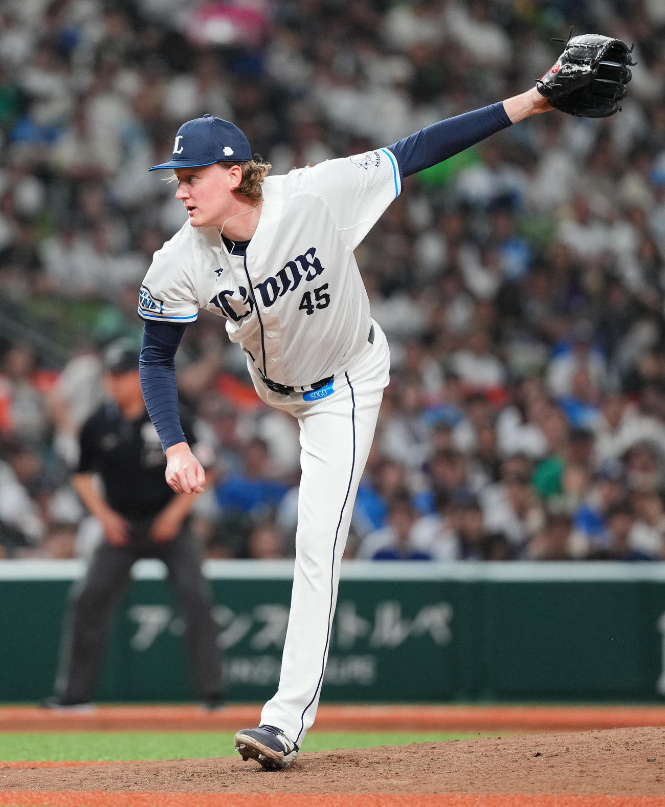 西武対中日　8回表、西武3番手で登板し力投するウィンゲンター（撮影・垰建太）