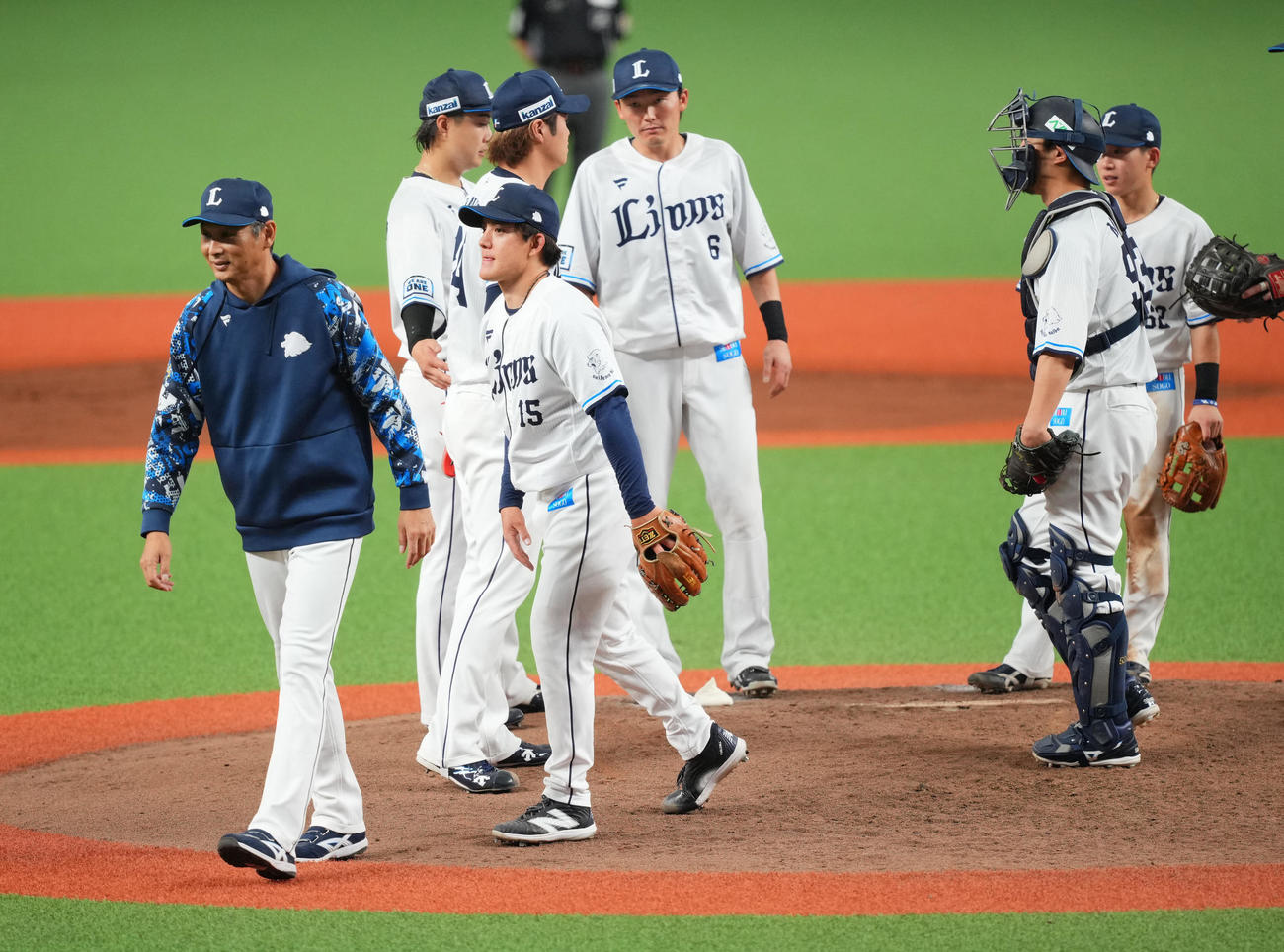 西武対中日　7回表中日1死一、二塁、西口監督（手前左）から降板を告げられマウンドを降りる与座（中央）（撮影・垰建太）