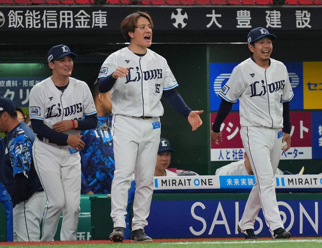 西武対中日　7回表中日2死二、三塁、甲斐野が川越を三ゴロで無失点に抑え声を上げながらベンチを飛び出す与座（中央）ら（撮影・垰建太）