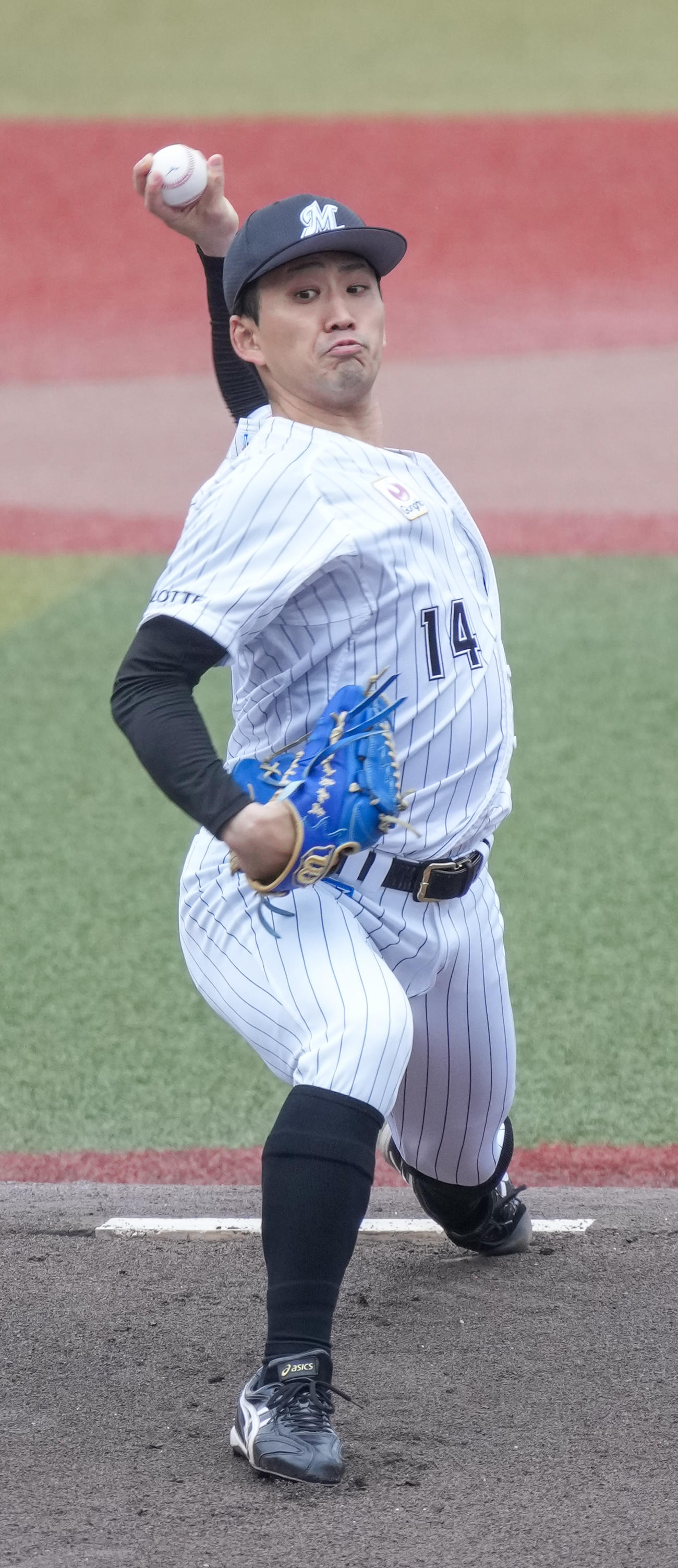 ロッテ対ヤクルト　ロッテ先発の小島（撮影・小沢裕）