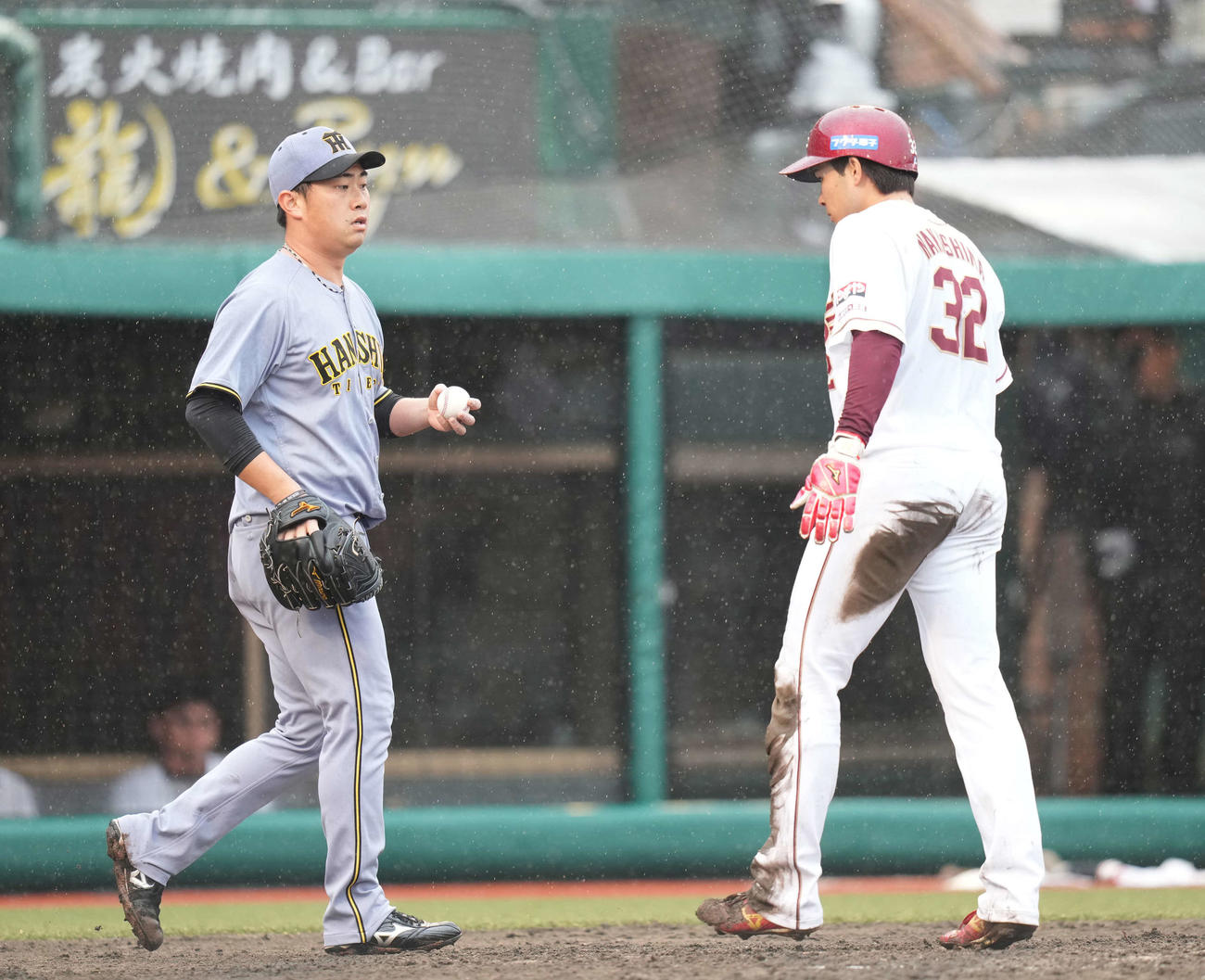 楽天対阪神　7回裏楽天2死一、二塁、村林に適時打を浴びた桐敷（左）（撮影・井上学）