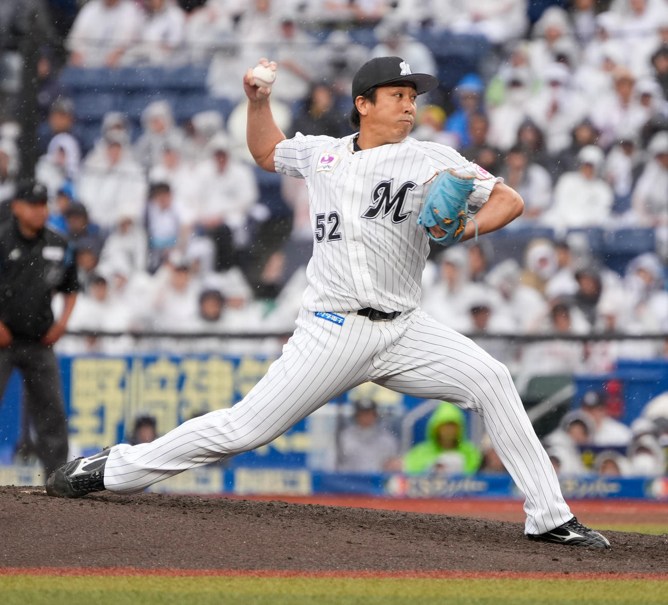 ロッテ対ヤクルト　ロッテ4番手で登板した益田（撮影・小沢裕）