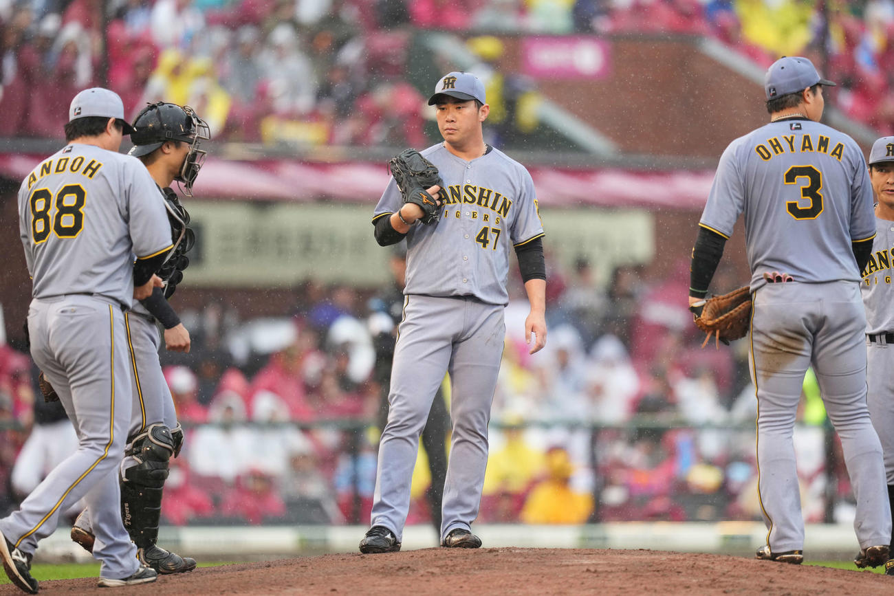 楽天対阪神　7回途中で降板する桐敷拓馬（中央）（撮影・井上学）