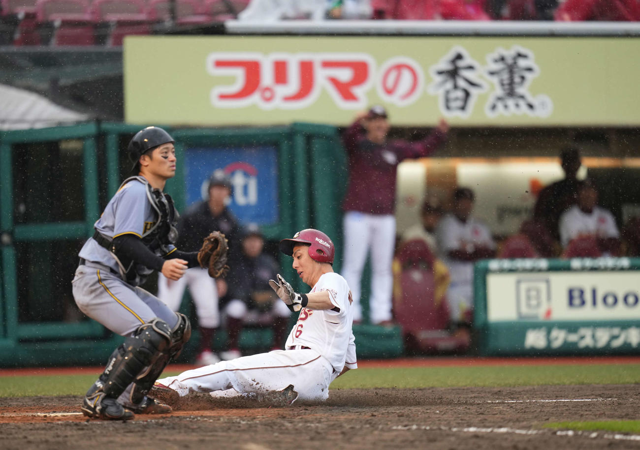 楽天対阪神　8回裏楽天無死満塁、渡辺佳の犠飛で村林が勝ち越しのホームイン（撮影・井上学）