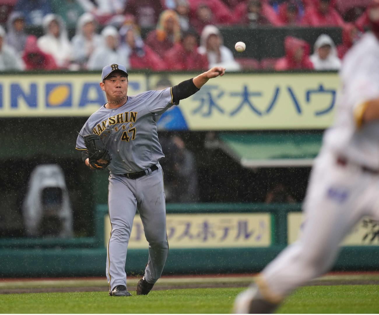 楽天対阪神　7回裏楽天2死一、二塁、悪送球する桐敷（撮影・井上学）