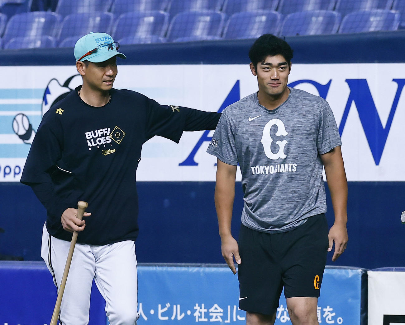 オリックス対巨人　オリックス松井コーチ（左）にあいさつする巨人三塚（撮影・藤尾明華）
