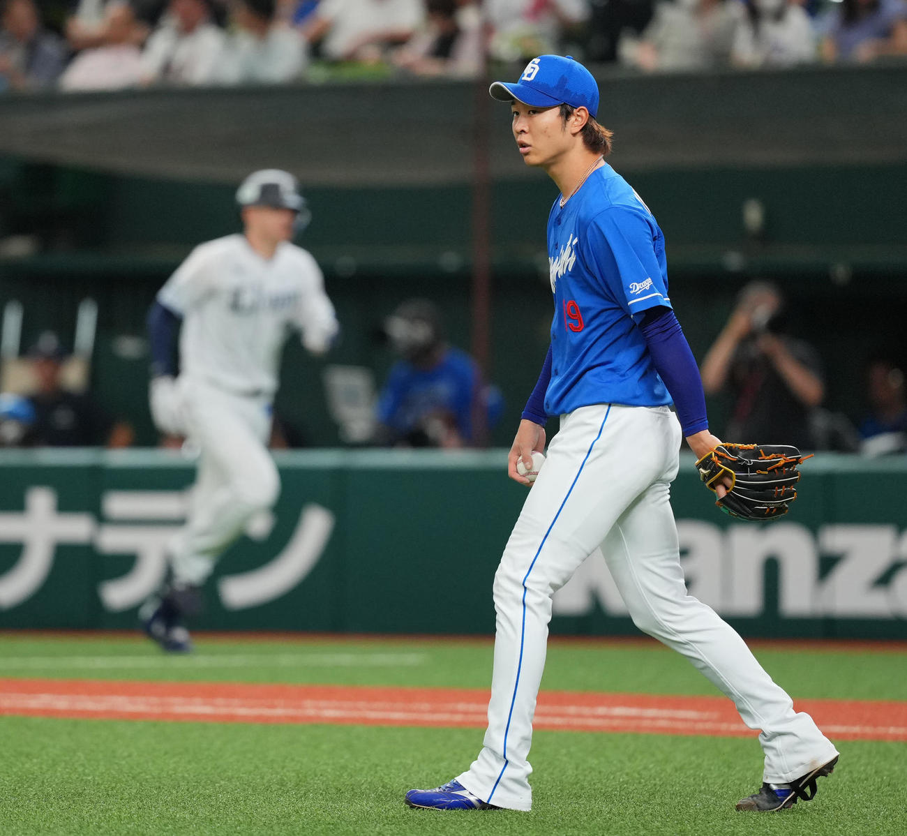 西武対中日　1回裏西武1死二、三塁、ネビン（左）の遊ゴロの間に先制を許しさえない表情の高橋宏（撮影・垰建太）