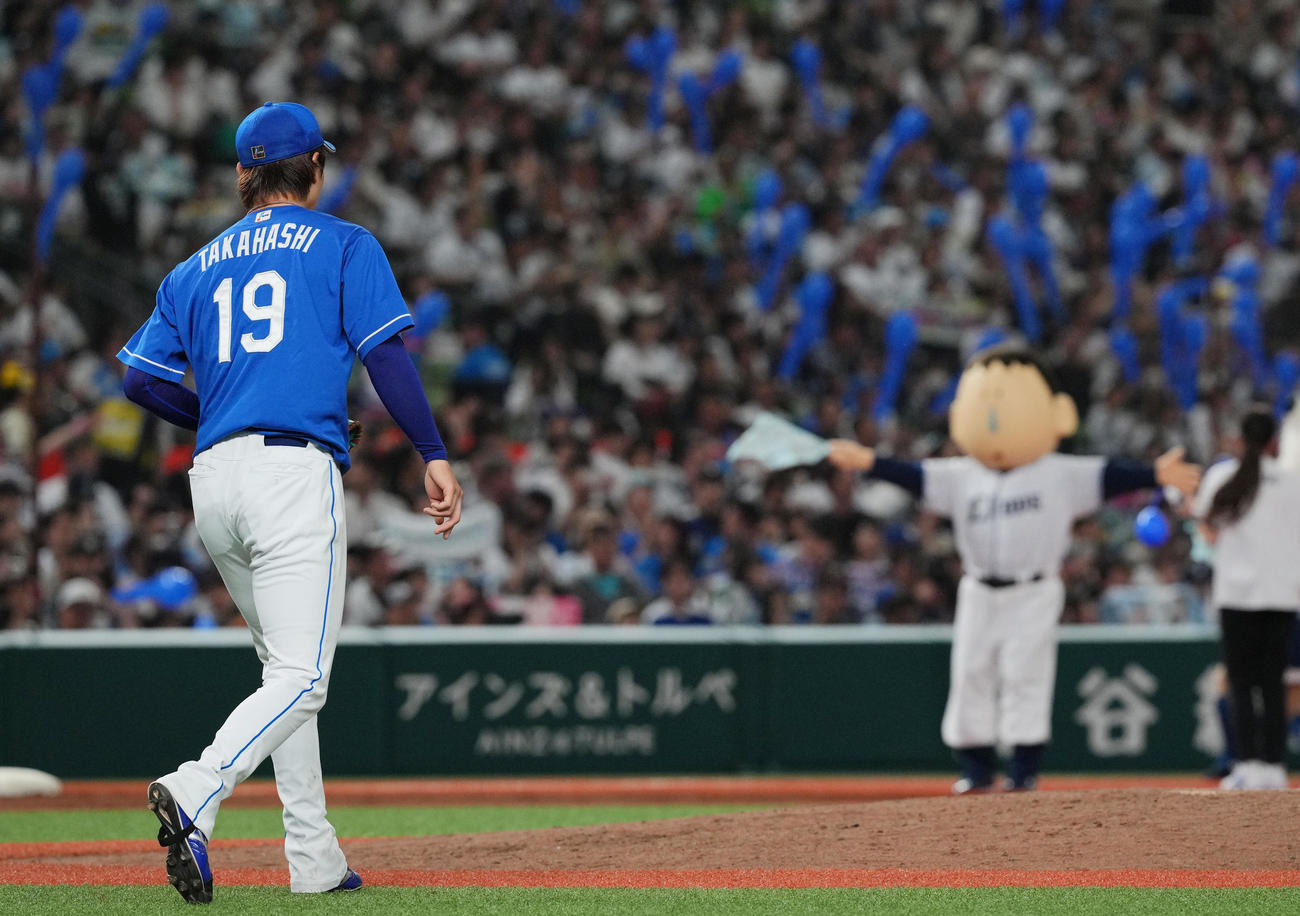 西武対中日　7回表中日の攻撃を無得点で終え西武ファンが盛り上がる中、マウンドへ向かう高橋宏（撮影・垰建太）