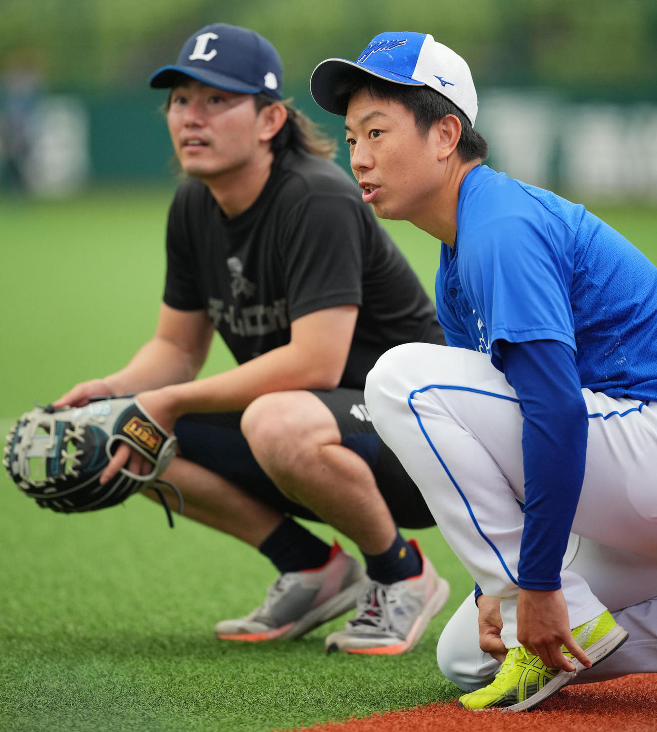 西武対中日　西武今井（左）と談笑する中日松葉（撮影・垰建太）