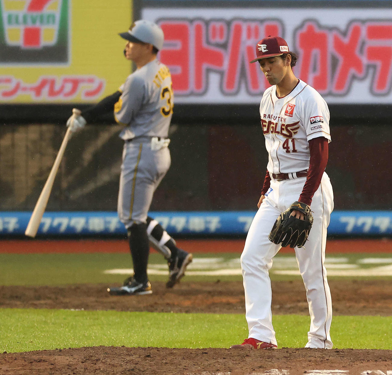 楽天対阪神　9回表阪神1死満塁、糸原の押し出し四球で同点を許す加治屋（撮影・河田真司）