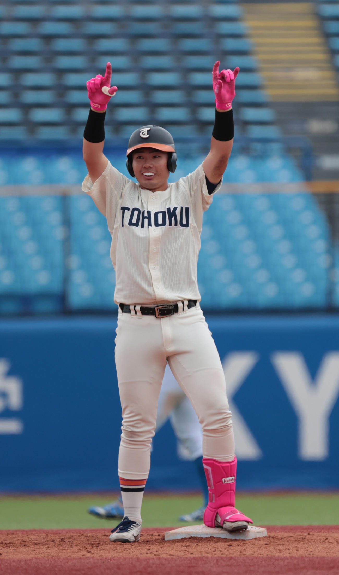 東北福祉大対青学大　5回表東北福祉大1死一、二塁、代打冨田は中適時二塁打を放ち塁上でガッツポーズ（撮影・柴田隆二）
