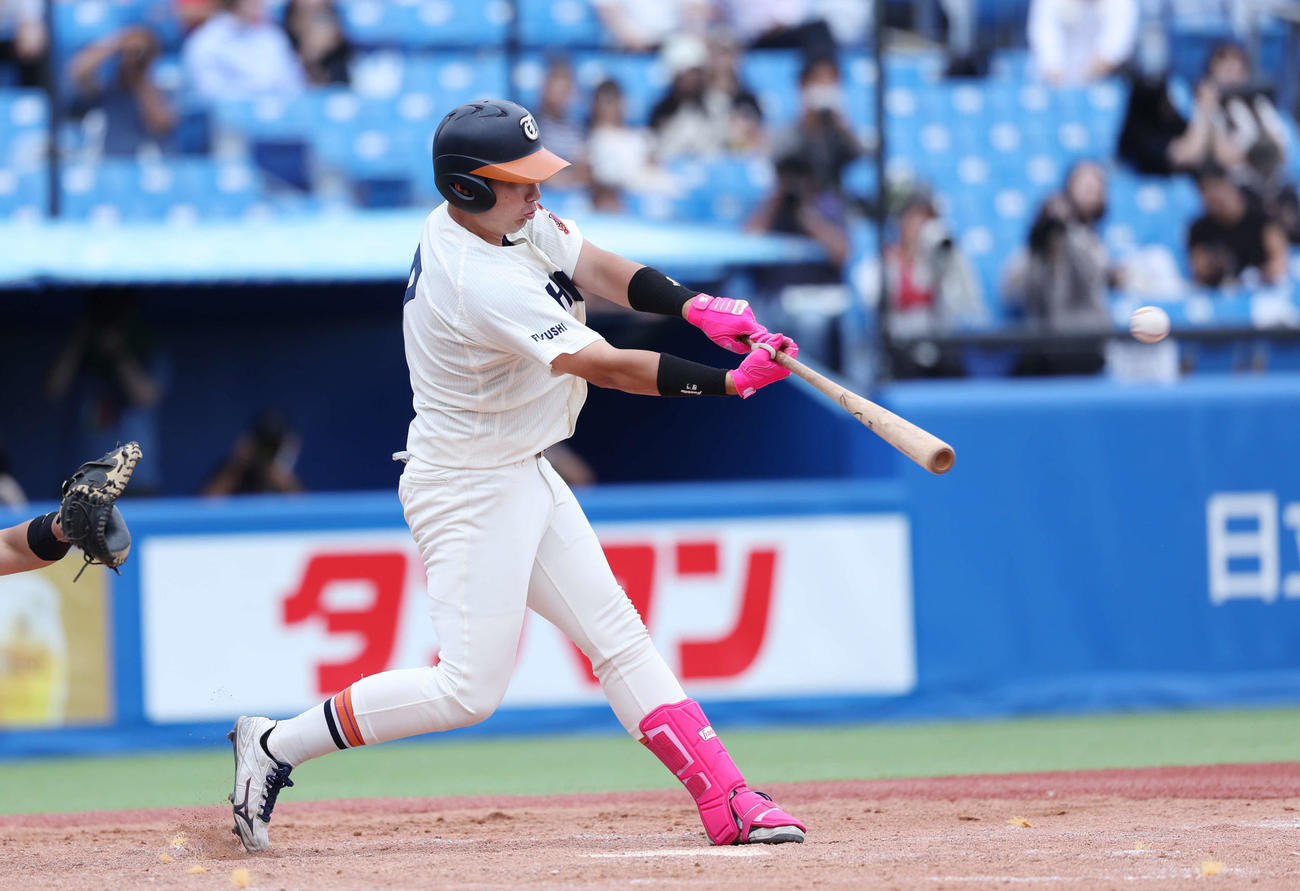 東北福祉大対青学大　5回裏東北福祉大1死一、二塁、適時二塁打を放つ冨田（撮影・増田悦実）