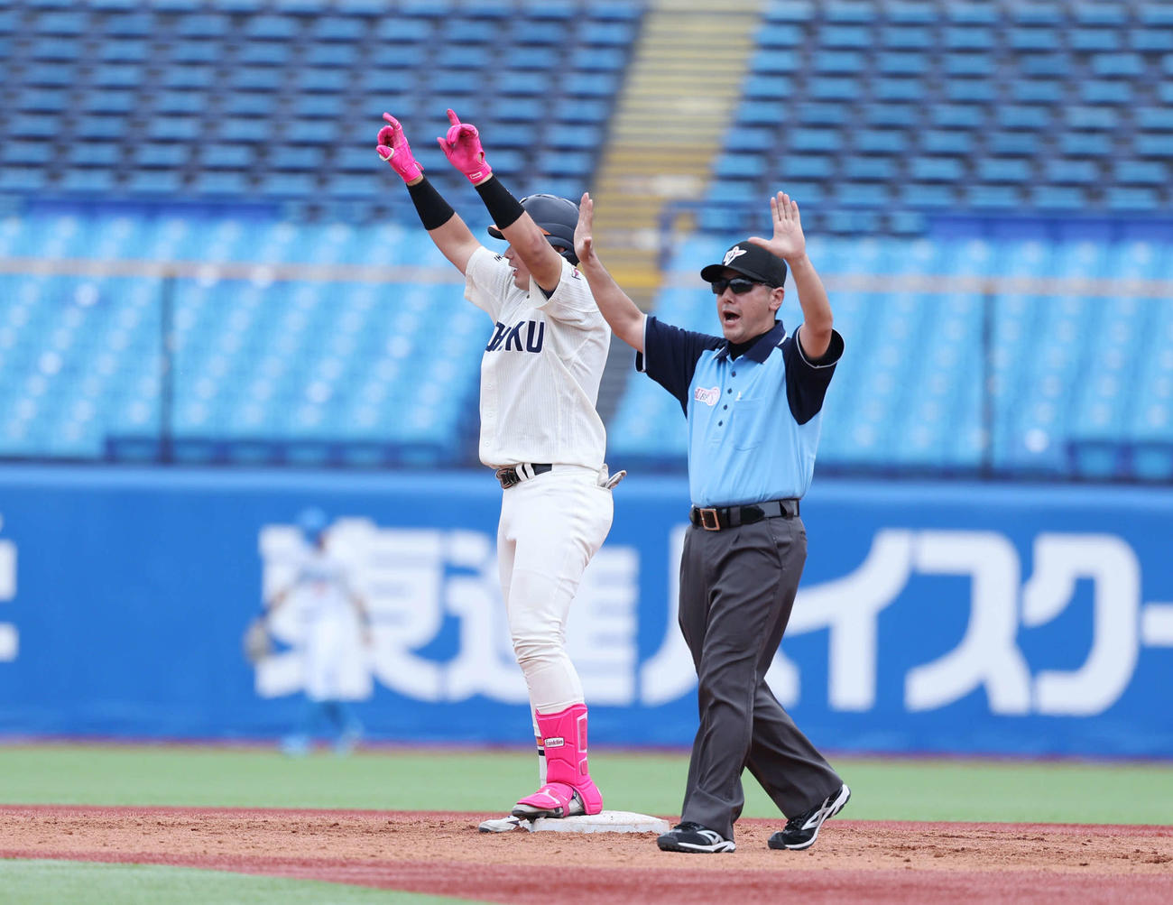 東北福祉大対青学大　5回裏東北福祉大1死一、二塁、適時二塁打を放ち喜びのポーズをする冨田（撮影・増田悦実）