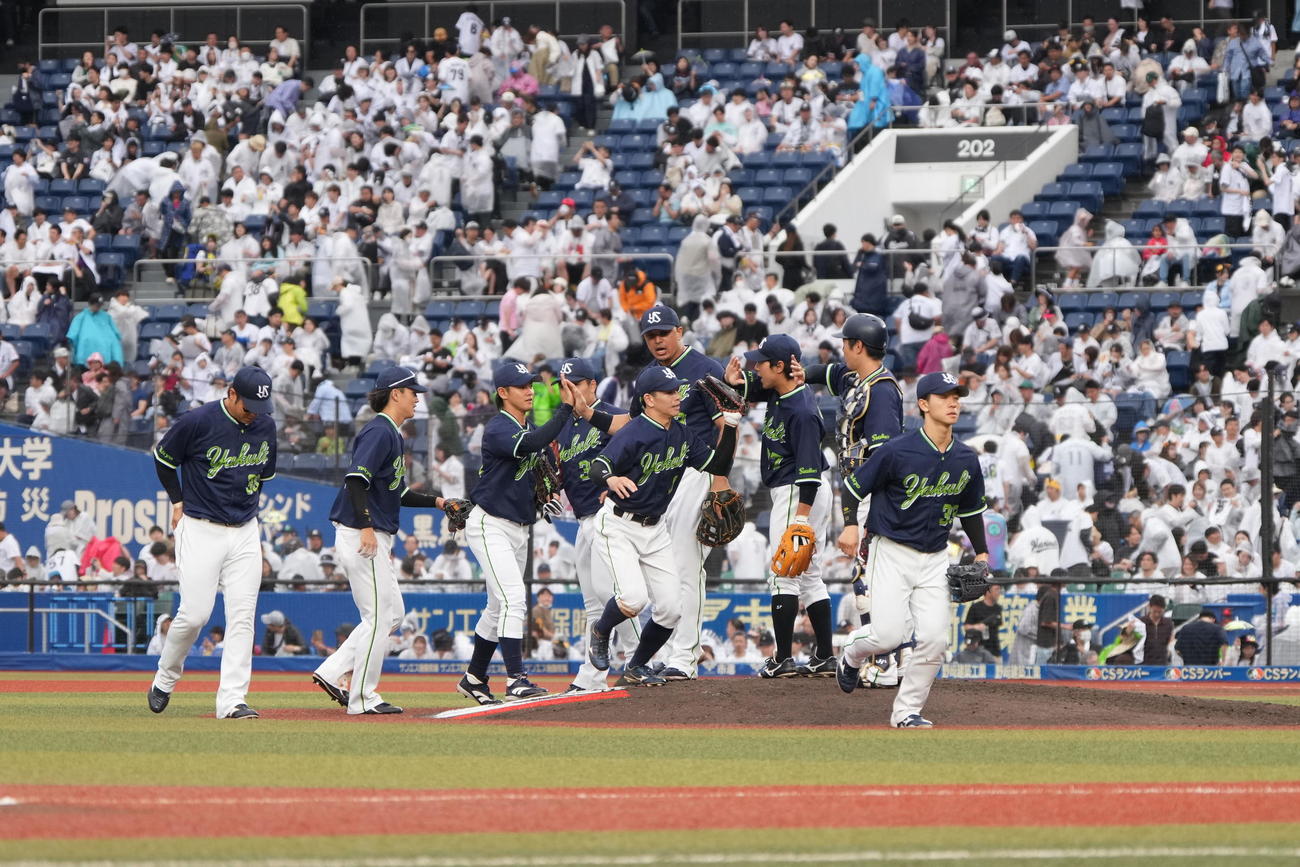 ロッテ対ヤクルト　連敗を脱出する勝利に沸くヤクルトナイン（撮影・小沢裕）