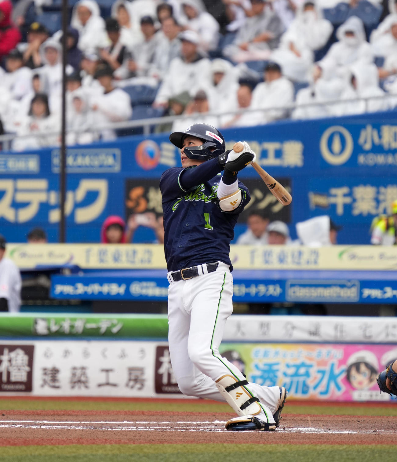 ロッテ対ヤクルト　6回表ヤクルト2死、山田は左越えにソロ本塁打を放つ（撮影・小沢裕）
