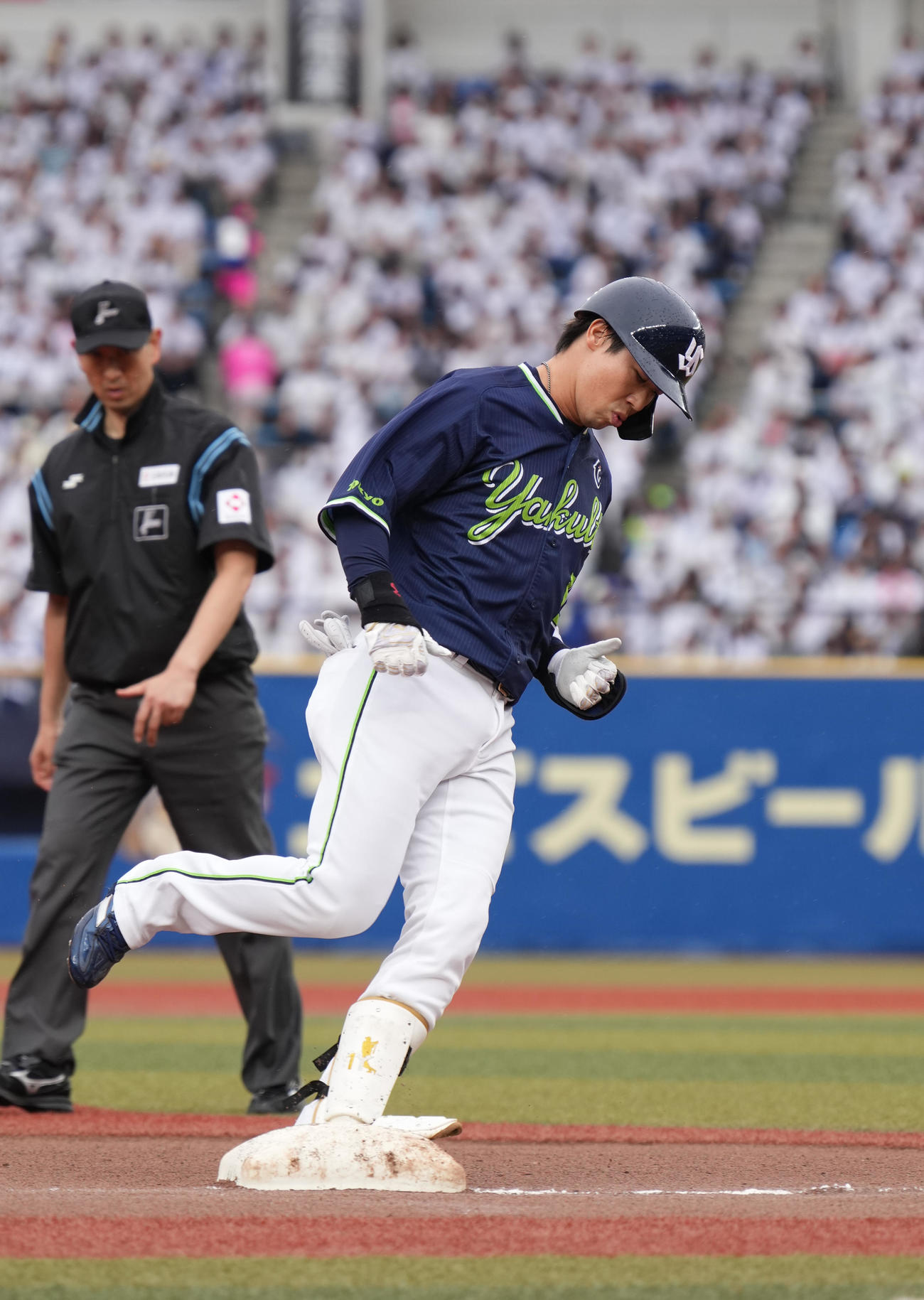 ロッテ対ヤクルト　6回表ヤクルト2死、山田は左越えにソロ本塁打を放ち三塁をまわる（撮影・小沢裕）