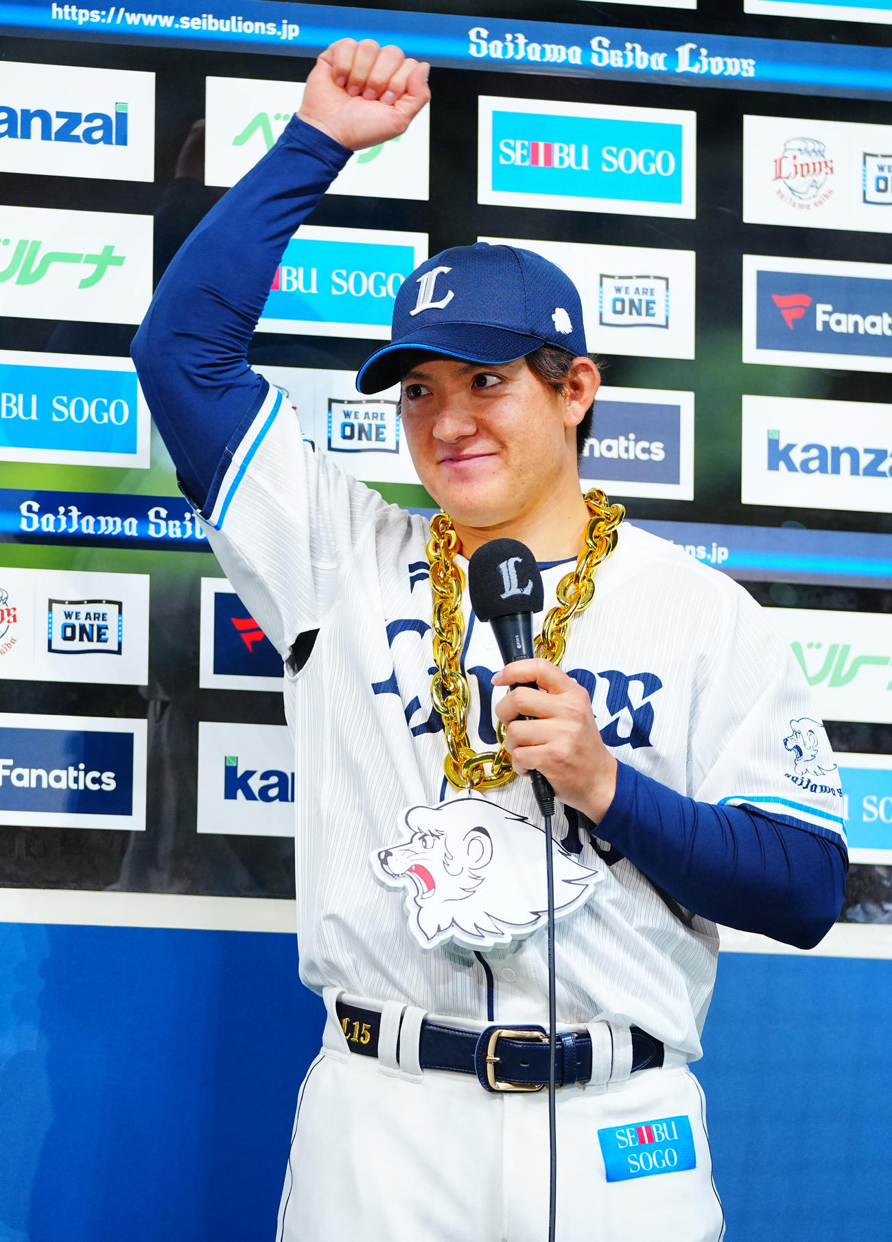 西武対中日　中日に勝利しヒーローインタビューを受ける西武与座（撮影・垰建太）