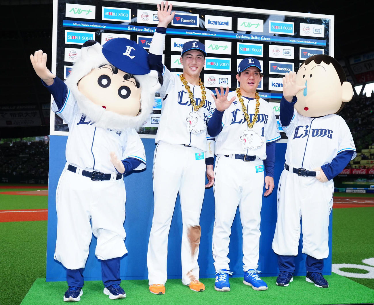 西武対中日　中日に勝利しお立ち台で写真に納まる、左からクレヨンしんちゃんの野原しんのすけ、西武長谷川、与座、ボーちゃん（撮影・垰建太）