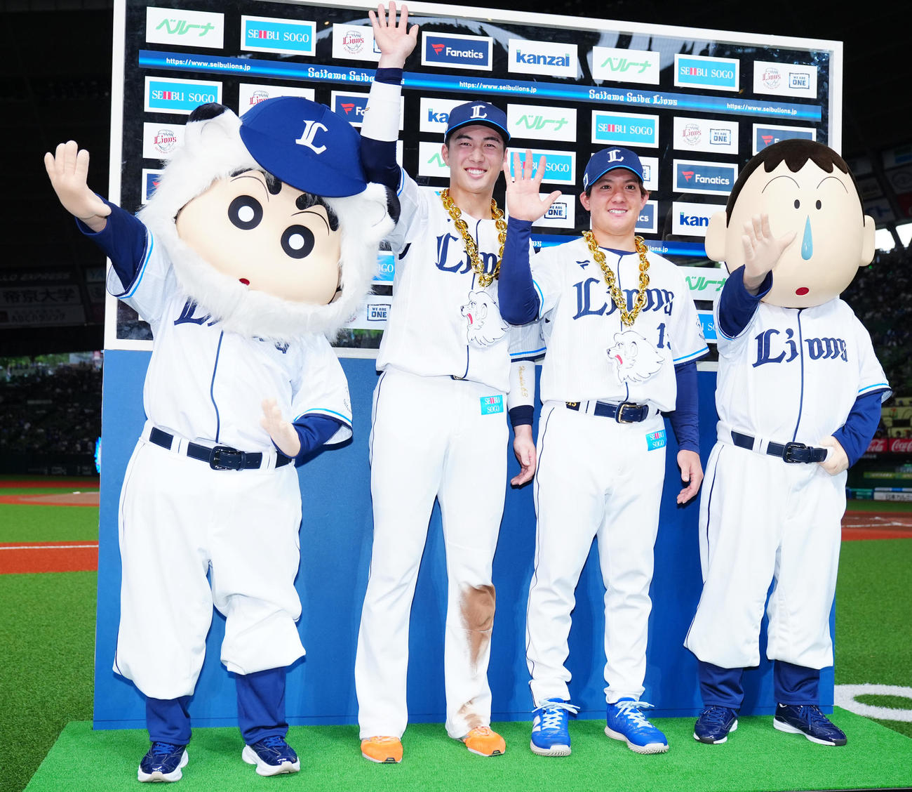 西武対中日　中日に勝利しお立ち台で写真に納まる、左からクレヨンしんちゃんの野原しんのすけ、西武長谷川、与座、ボーちゃん（撮影・垰建太）
