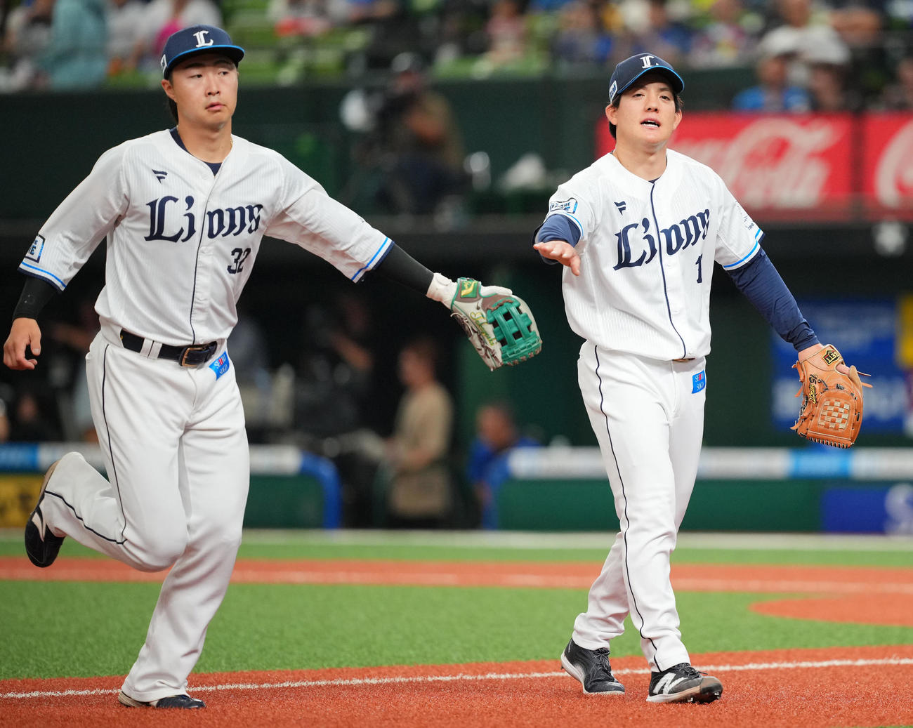 西武対中日　1回表中日の攻撃を無失点に抑え笑顔を見せる西武先発の与座（右）（撮影・垰建太）